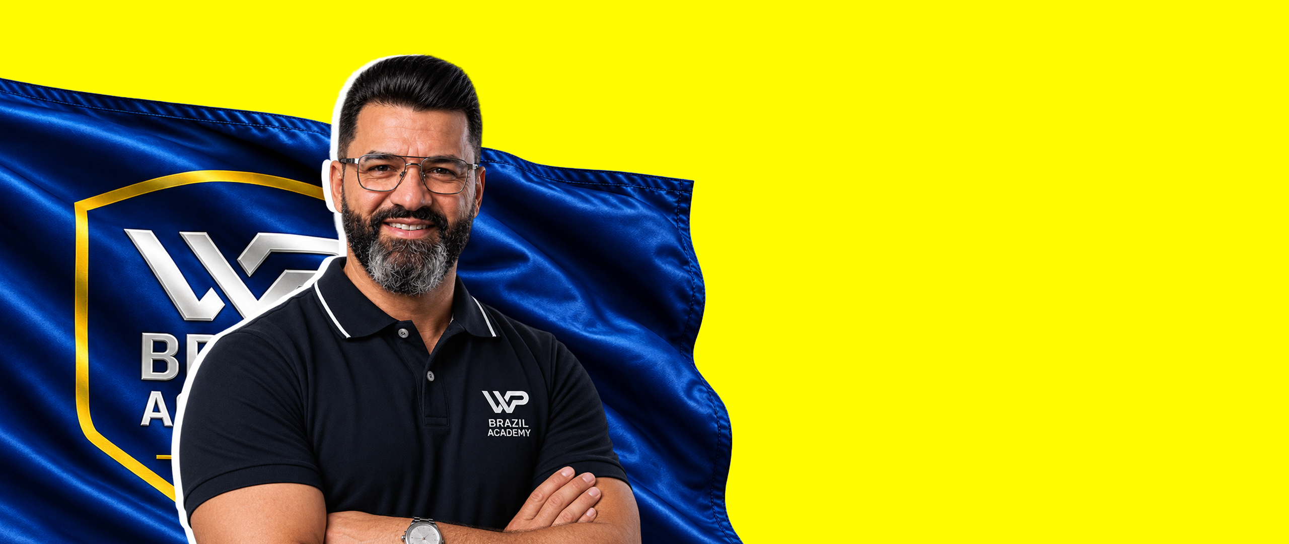 Mentor da WP Brasil Academy de braços cruzados diante de uma bandeira WP