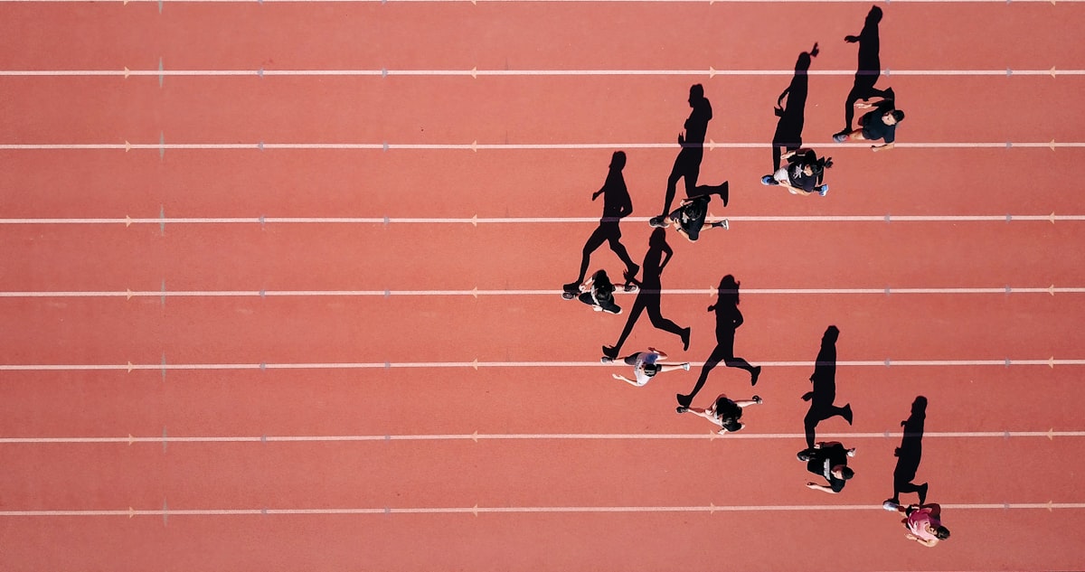 Vista aérea de atletas correndo em uma pista de atletismo